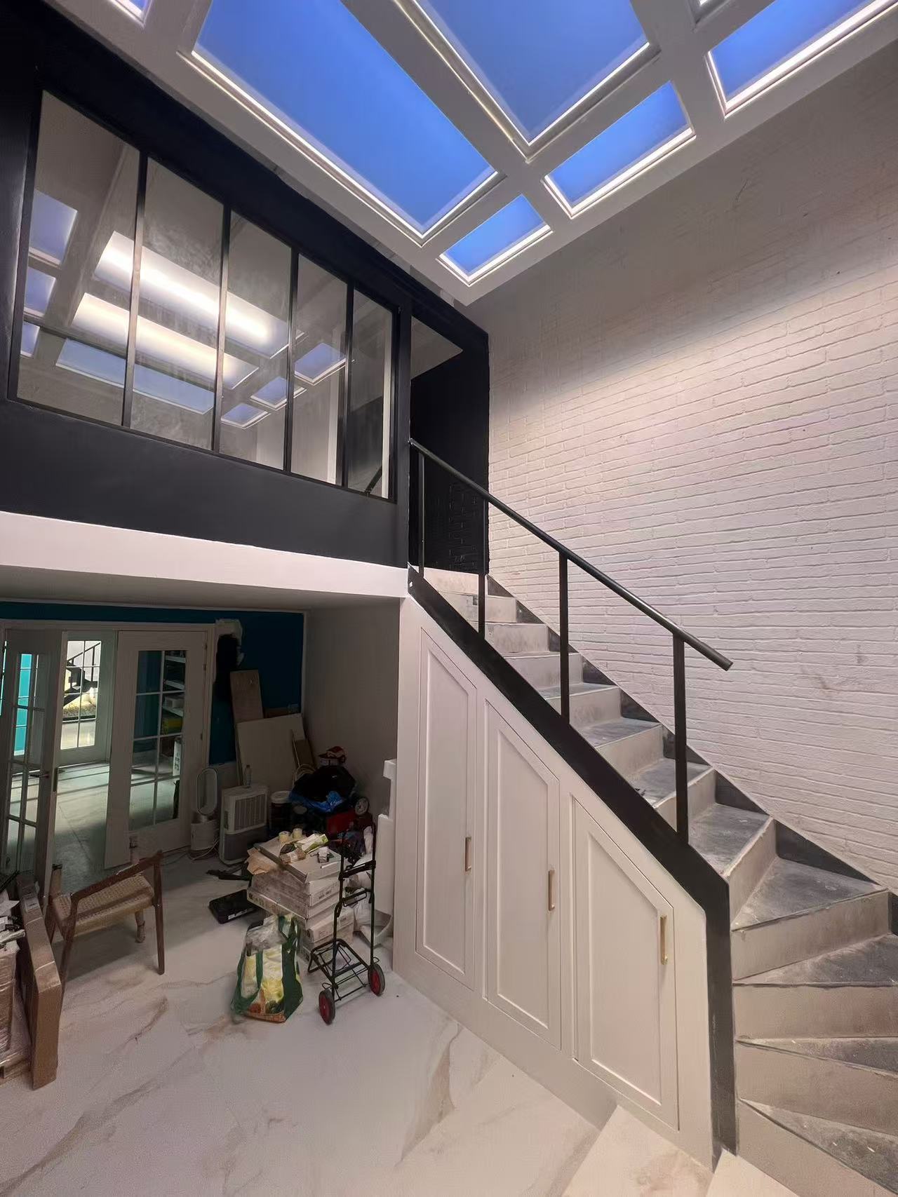 Blog perusahaan terbaru tentang Bagaimana Lampu Langit-Langit Buatan Mengubah Ruang Dalam Ruangan Tanpa Jendela