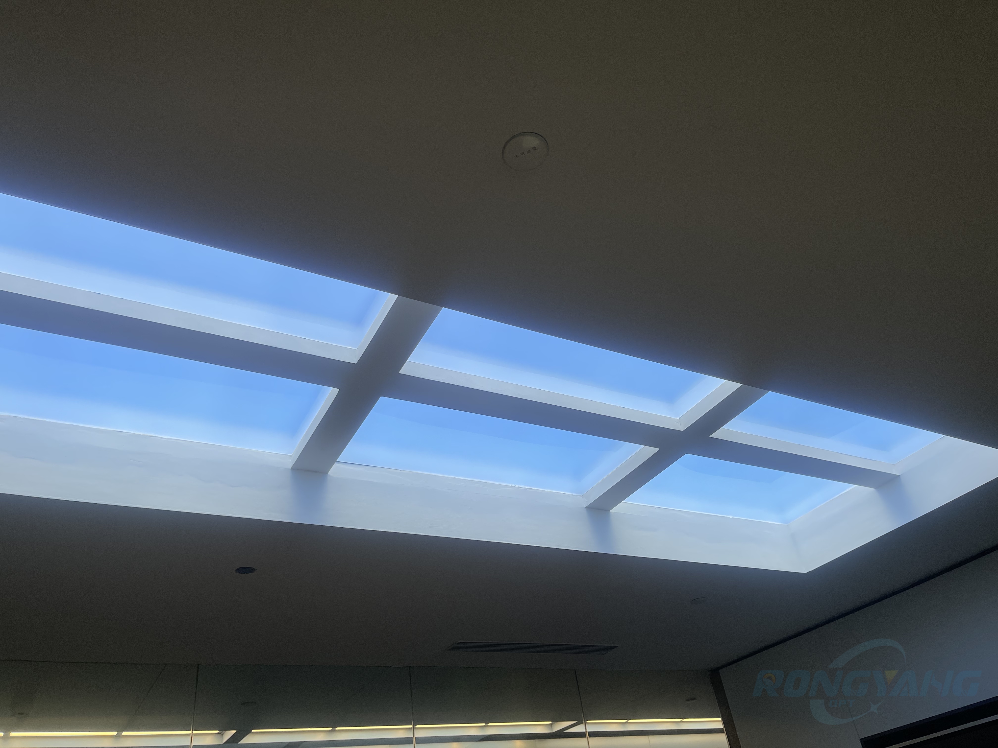 Blog perusahaan terbaru tentang Lampu langit buatan dalam Desain Arsitektur Modern