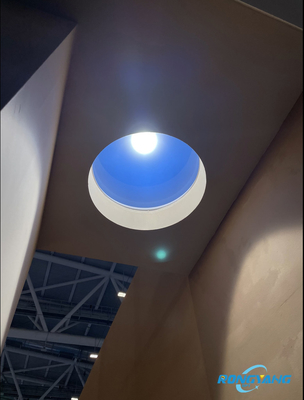 Lampu langit-langit cerdas yang realistis menggunakan Rayleigh scattering untuk meniru cahaya siang hari, mendukung aplikasi dan kontrol suara.